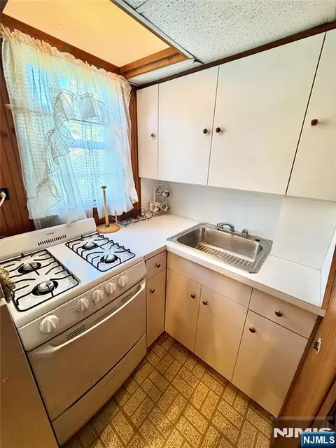 Kitchen - 41 Mohawk Dr, Springfield, NJ 07081 photo 4 of 4