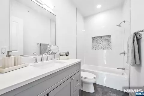 Bath - 19 Gabriel Ct #19, Paramus, NJ 07652 photo 5 of 6