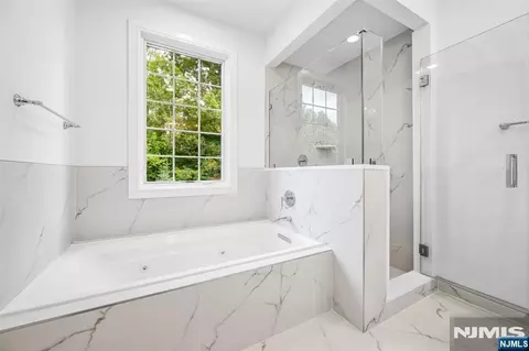 Bath - 19 Gabriel Ct #19, Paramus, NJ 07652 photo 2 of 6