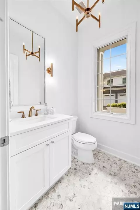 Bath - 19 Gabriel Ct #19, Paramus, NJ 07652 photo 1 of 6