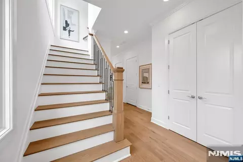 Entry Way - 19 Gabriel Ct #19, Paramus, NJ 07652 photo 9 of 13