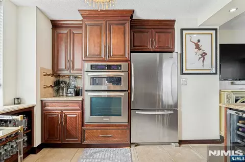 Kitchen - 160 Overlook #4C, Hackensack, NJ 07601 photo 3 of 4