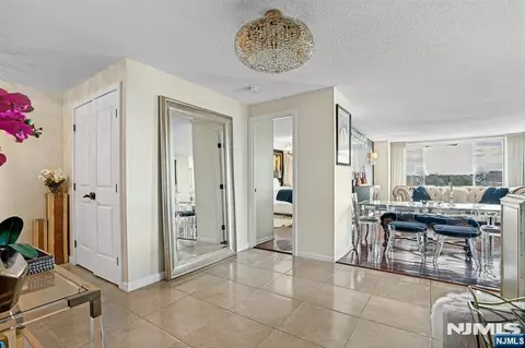 Entry Way - 160 Overlook #4C, Hackensack, NJ 07601 photo 3 of 4