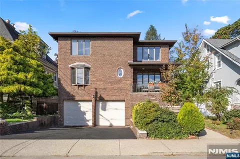 1101 Edgewood Ln, Fort Lee, NJ 07024