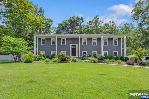9 Glen Gray Rd, Oakland, NJ 07436