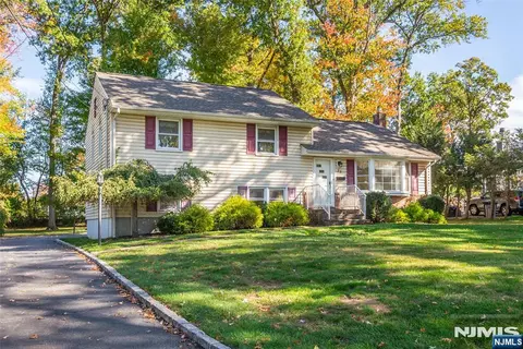 33 Weaver Pl, East Hanover, NJ 07936