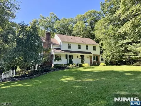 463 Laurel Ln, Kinnelon, NJ 07405