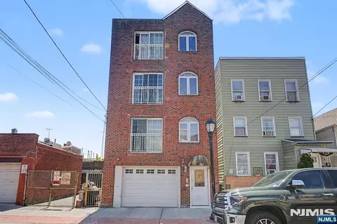 409 12th St, Union City, NJ 07087