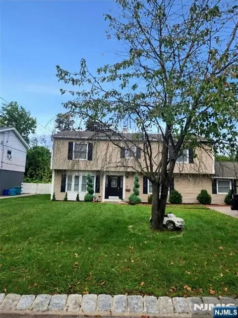 8 Voorhis Pl, Pompton Plains, NJ 07444