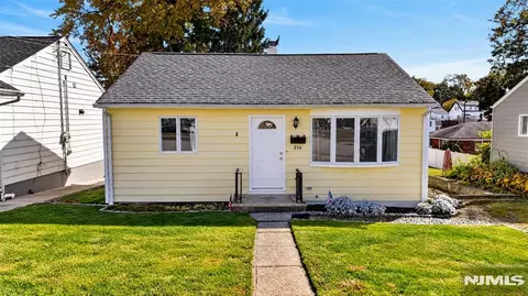214 Washington Pl, Totowa, NJ 07512