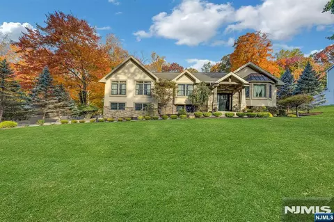 550 Baylor Ave, River Vale, NJ 07675