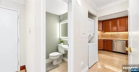 1055 River Rd #302, Edgewater, NJ 07020