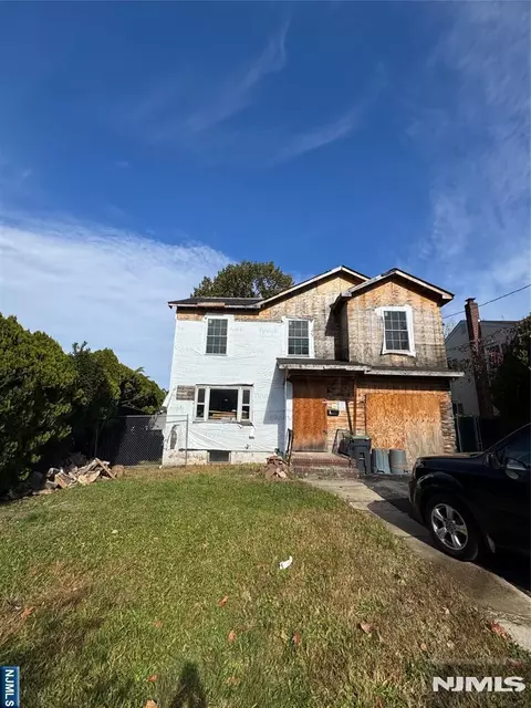 9 Coyne Ct, Bergenfield, NJ 07621