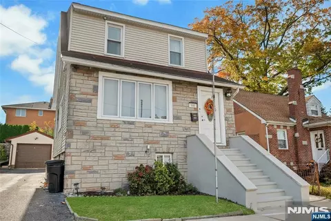 500 Ridgefield Ter, Ridgefield, NJ 07657