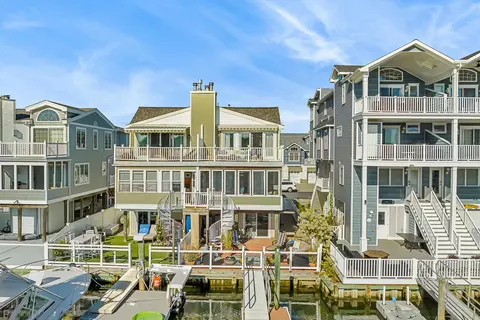 332 44th St #EAST, Sea Isle City, NJ 08243