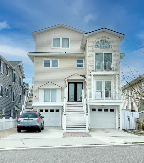 6 W 8th St #1, Ocean City, NJ 08226