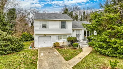 214 W Vineyard Ct, Cape May, NJ 08204