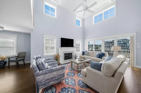 Living - 43 E 26th St, Avalon, NJ 08202 photo 2 of 7