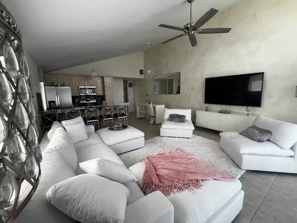 Living - 7908 Landis Ave, Sea Isle City, NJ 08243 photo 2 of 4