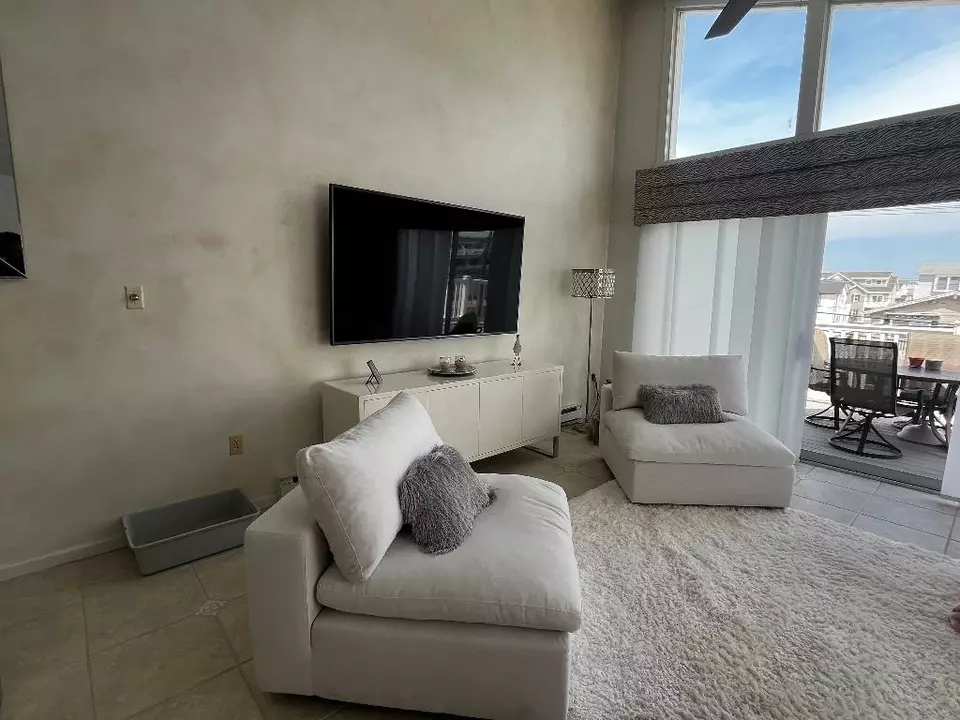 Living - 7908 Landis Ave, Sea Isle City, NJ 08243 photo 4 of 4