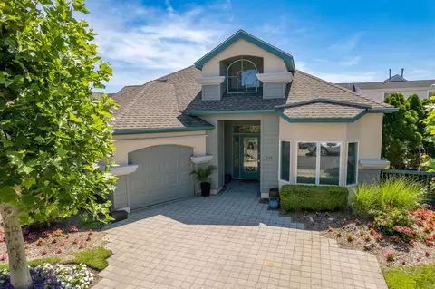210 Dune Dr, Wildwood Crest, NJ 08260