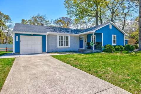 111 Hemlock Dr, Rio Grande, NJ 08242