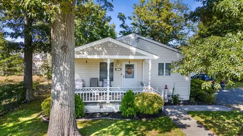 25 Rose Ln, Villas, NJ 08251