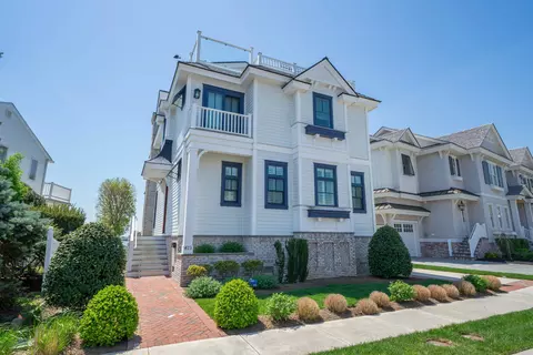 423 104th St, Stone Harbor, NJ 08247