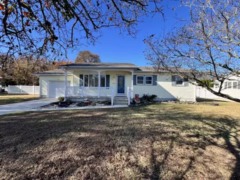 8 Carriage Ln, Erma, NJ 08204