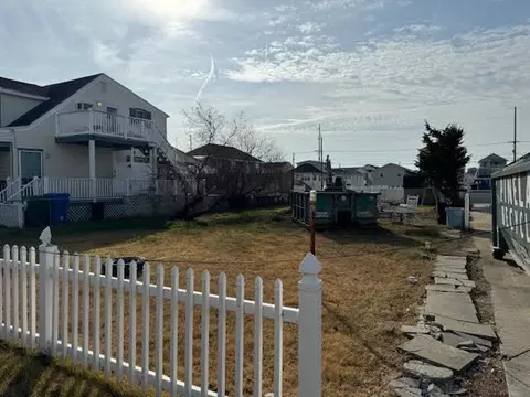 648 W Glenwood Ave, West Wildwood, NJ 08260