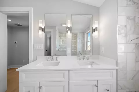 Bath - 285 58th St, Avalon, NJ 08202 photo 3 of 9