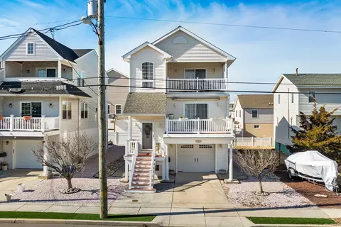 8 Neptune Ave, Wildwood, NJ 08260