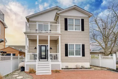 105 E Atlanta Ave, Wildwood Crest, NJ 08260