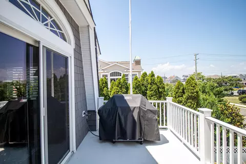 Exterior - 178 37th St, Avalon, NJ 08202 photo 3 of 7