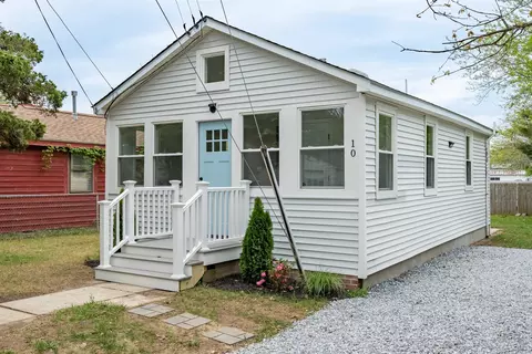 10 Golden Ln, Villas, NJ 08251