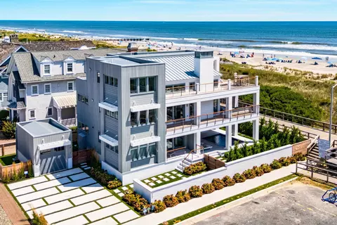 83 E 25th St, Avalon, NJ 08202