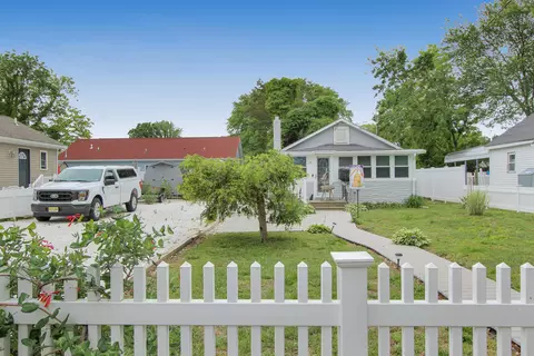 8 W Bates Ave, Villas, NJ 08251