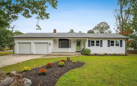 1 Saddle Ct, Erma, NJ 08204