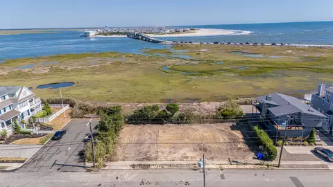 585 7th St, Avalon, NJ 08202