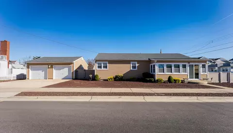 211 E Cardinal Rd, Wildwood Crest, NJ 08260