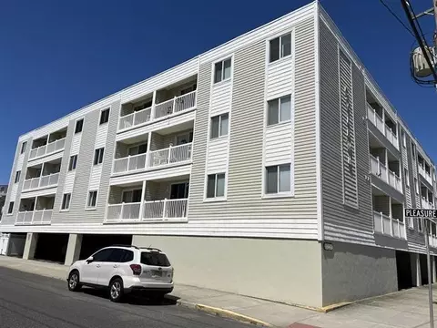 26 42nd St #103, Sea Isle City, NJ 08243