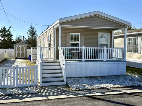 135 Maurice Blvd, Rio Grande, NJ 08242