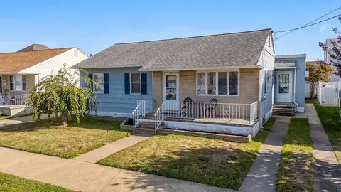 107 E Hollywood Ave, Wildwood Crest, NJ 08260