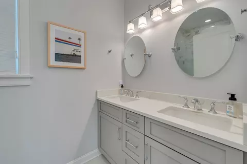 Bath - 174 17th St, Avalon, NJ 08202 photo 2 of 9