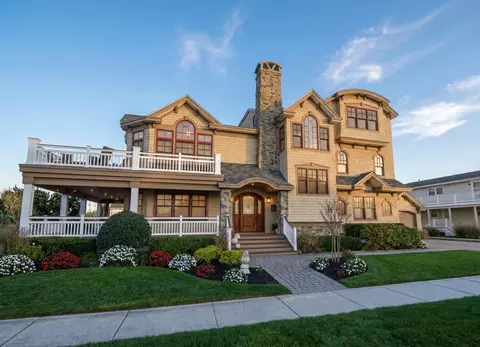 94 E 24th St, Avalon, NJ 08202