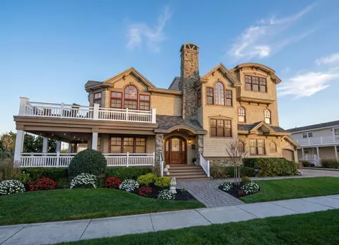 94 E 24th St, Avalon, NJ 08202