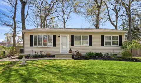 102 Hemlock Dr, Rio Grande, NJ 08242