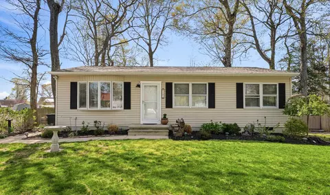 102 Hemlock Dr, Rio Grande, NJ 08242