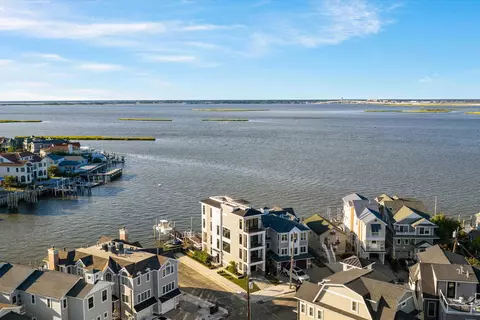 233 W 17th St, Ocean City, NJ 08226