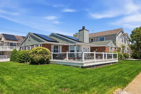 6106 Pacific Ave, Wildwood Crest, NJ 08260
